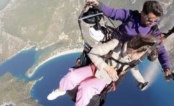 Yamaç Paraşütüyle Veda: Turist, Annesinin Küllerini Ölüdeniz Semalarında Savurdu