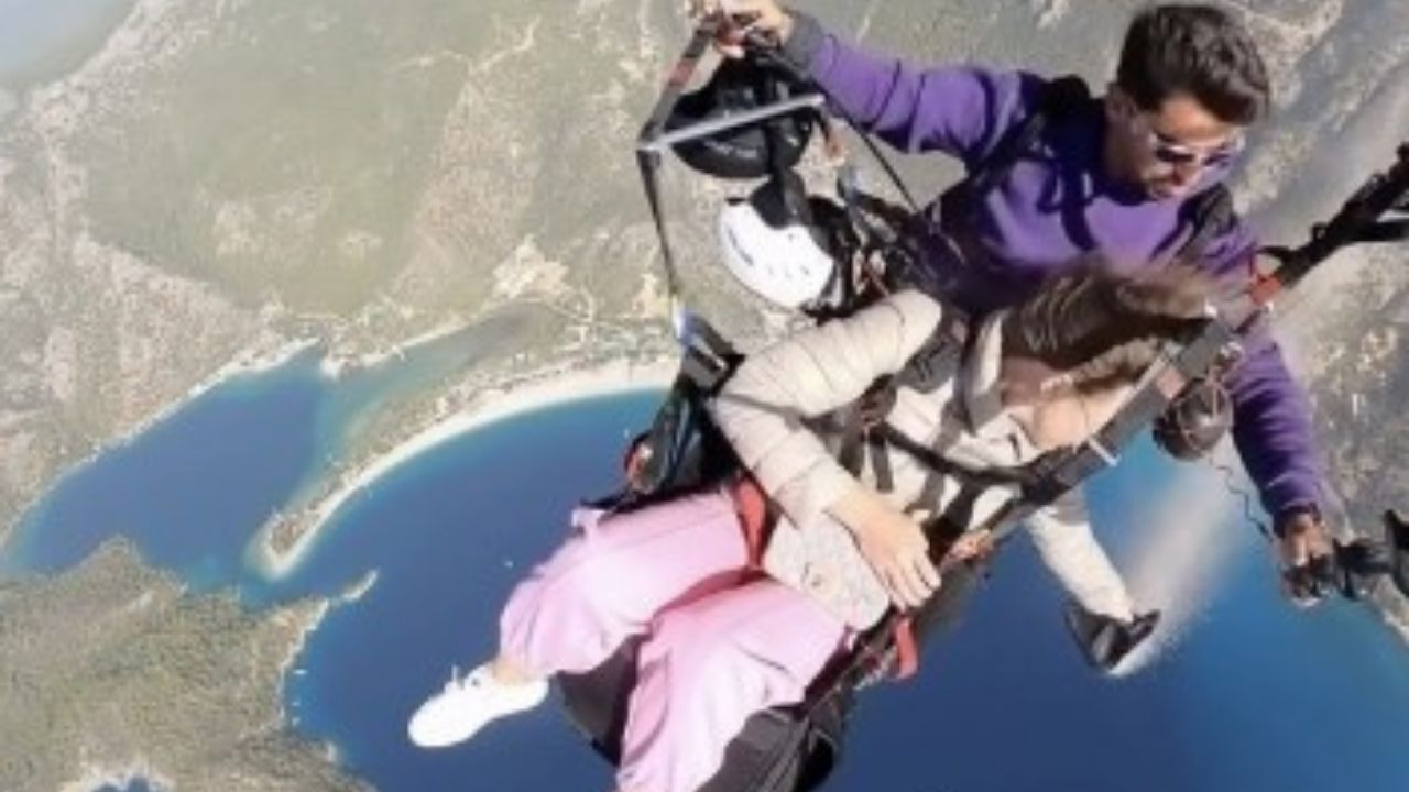 Yamaç Paraşütüyle Veda: Turist, Annesinin Küllerini Ölüdeniz Semalarında Savurdu