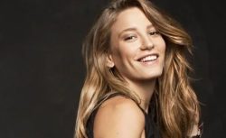 Serenay Sarıkaya’dan Stil Şovu: Asansörde Verdiği Poz Sosyal Medyayı Salladı