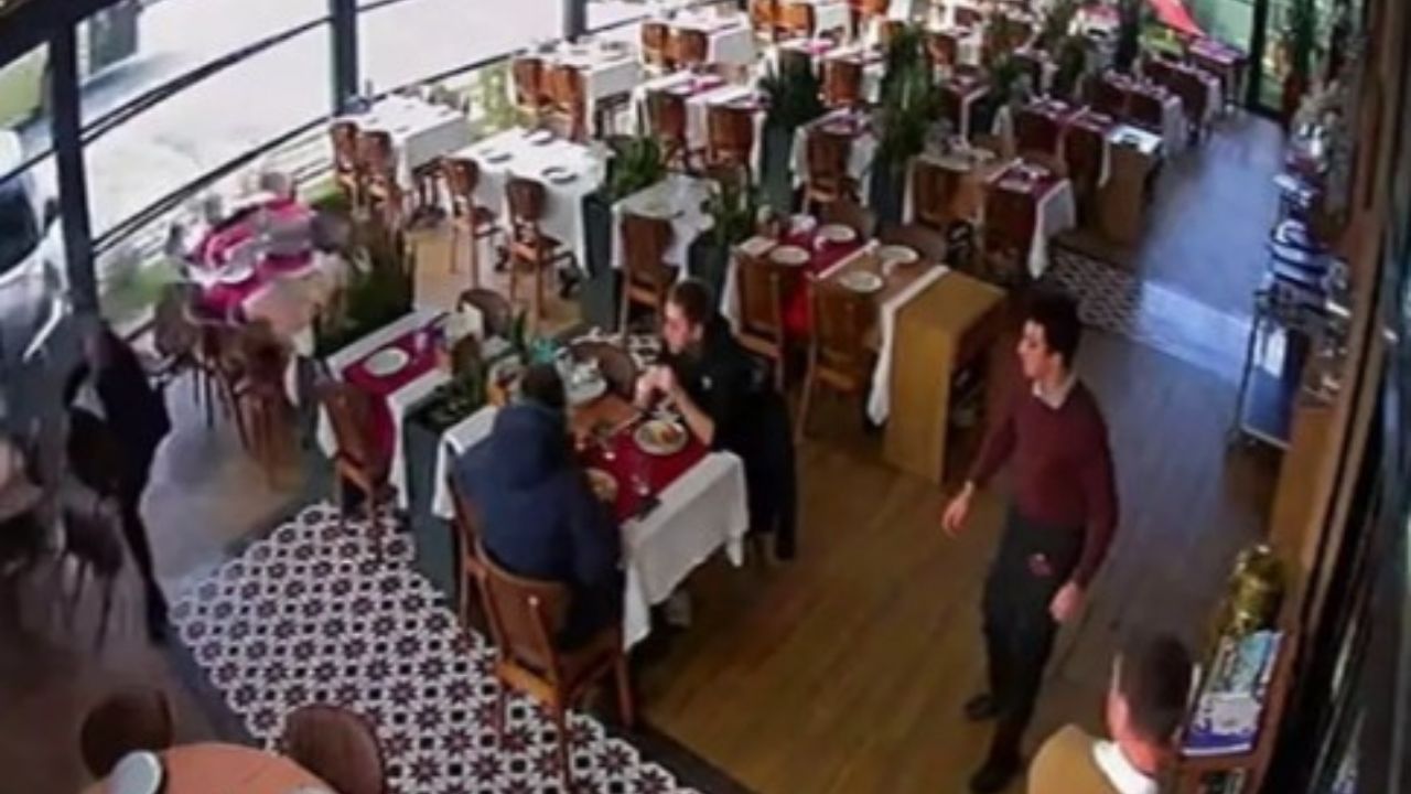 Cahit Berkay trafik kazası geçirdi: Aracıyla restorana girdi, hastaneye kaldırıldı